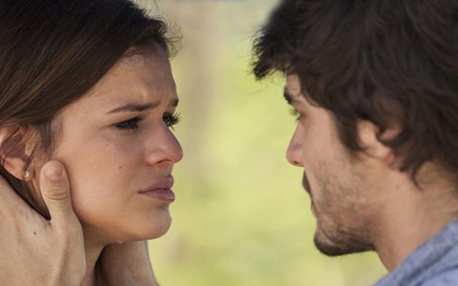 Bruna Marquezine e Guilherme Leicam em cena da novela Em Família, da Globo - Reprodução/TV Globo