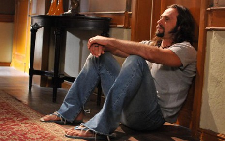 O ator Fernando Pavão interpreta Carlão em cena de Pecado Mortal, novela da Record - Divulgação/TV Record