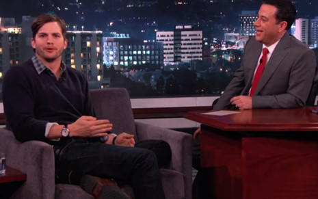 O ator Ashton Kutcher, protagonista de Two and a Half Men, participa de talk show apresentado por Jimmy Kimmel - Reprodução
