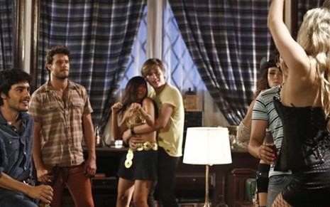 Guilherme Leicam (Laerte) observa striptease de garota de programa em cena de Em Família, da Globo - Reprodução/TV Globo