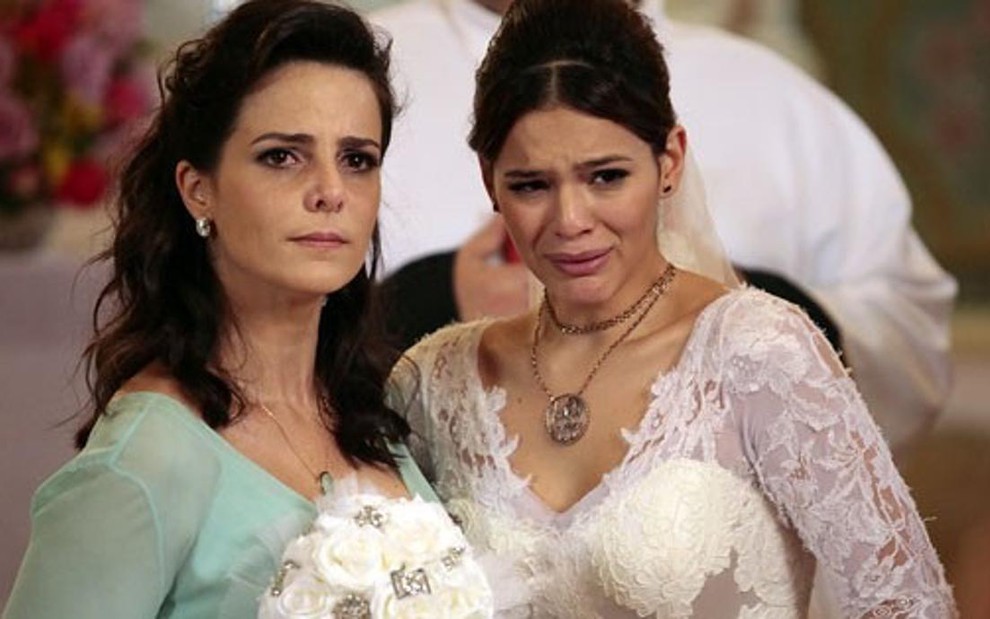 As atrizes Juliana Araripe (Chica) e Bruna Marquezine (Helena) em cena da novela Em Família, da Globo - Reprodução/TV Globo
