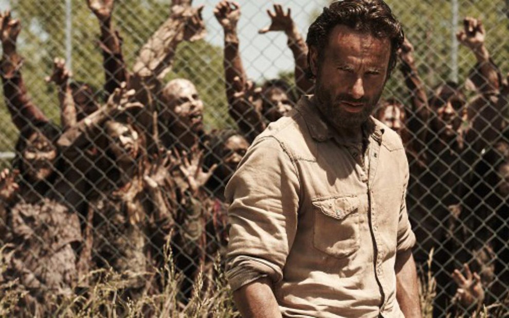 Cerca protege Rick Grimes (Andrew Lincoln) de zumbis em episódio da quarta temporada de The Walking Dead - Divulgação/AMC