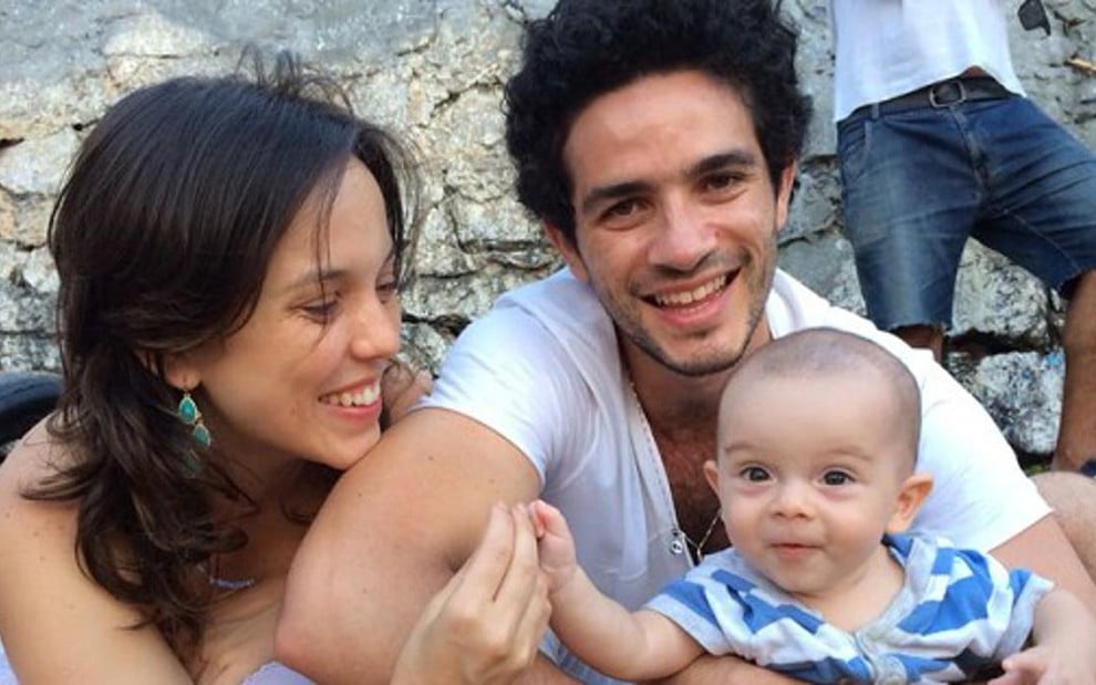 O ator Vinícius de Oliveira com o filho, Benjamin, e sua mulher, a atriz Sara Antunes - ACERVO PESSOAL