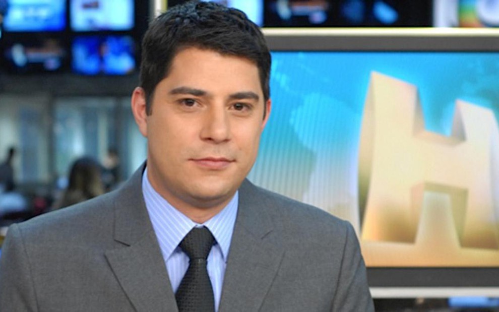 Evaristo Costa na bancada do Jornal Hoje; jornalista era primeira opção do SBT para lugar de Nascimento - Zé Paulo Cardeal/TV Globo