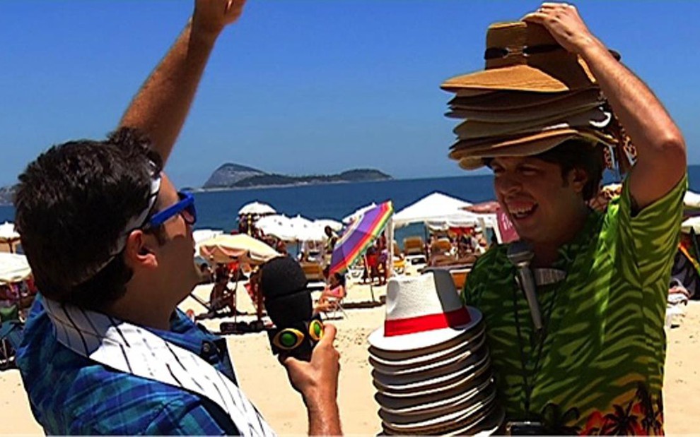 Os humoristas Rodrigo Scarpa e Wellington Muniz em gravação em praia do Rio para o Pânico de 2014 - Divulgação/Band