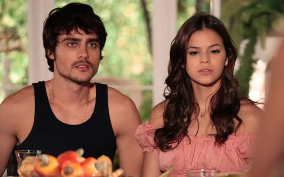 Os atores Guilherme Leicam e Bruna Marquezine na segunda fase da novela Em Família, na Globo - Reprodução/TV Globo