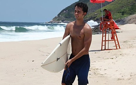 Gabriel Leone, interpretando Ben, surfa em mar revolto antes de desaparecer, em cena de Malhação - Reprodução/TV Globo