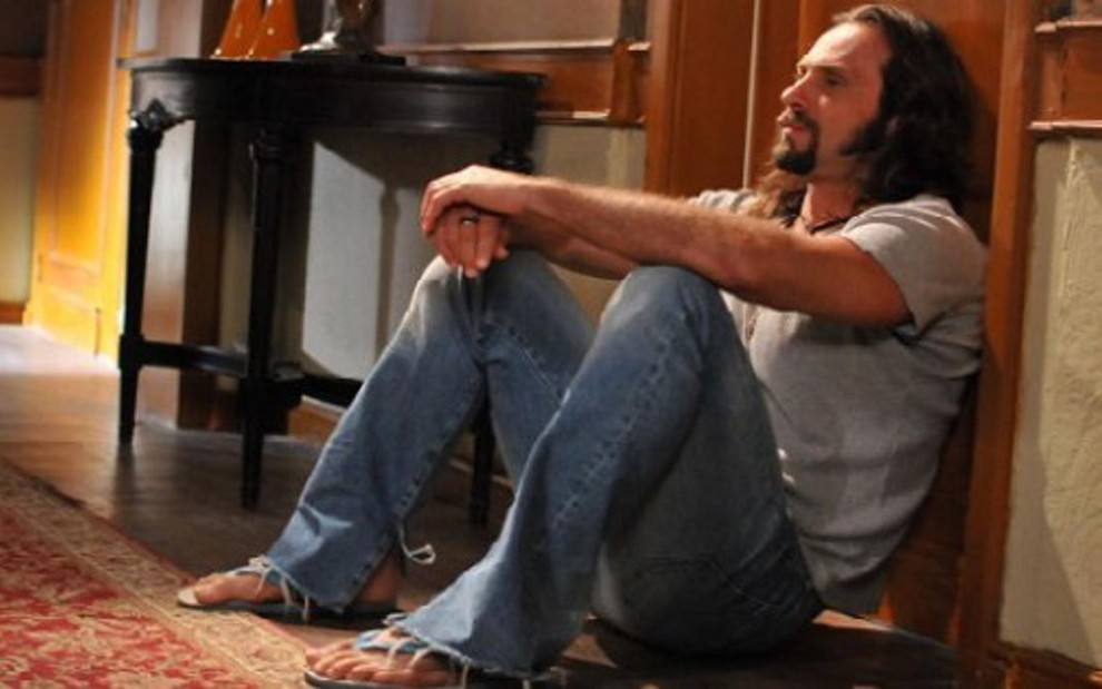 Fernando Pavão (Carlão) em cena de Pecado Mortal; o hippie se arrepende de ter atirado em capangas - Reprodução/TV Record