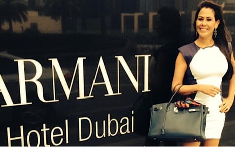 Patrícia Diniz posa em frente a loja de grife em sua última viagem a Dubai, em foto publicada em rede social - ACERVO PESSOAL