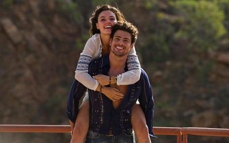 Cauã Reymond e Isis Valverde em cena de Amores Roubados, minissérie da Globo que estreia no Now - Estevam Avellar/TV Globo