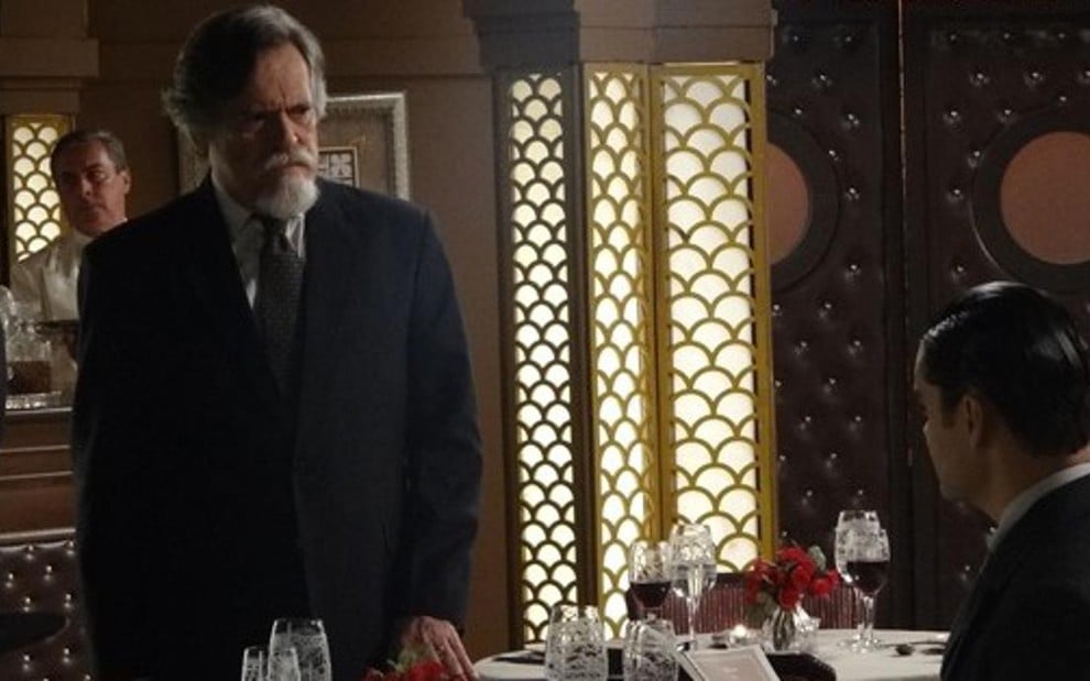 Os atores José de Abreu (Ernest) e Carmo Dalla Vecchia (Manfred, de costas) em cena da novela Joia Rara - Reprodução/TV Globo