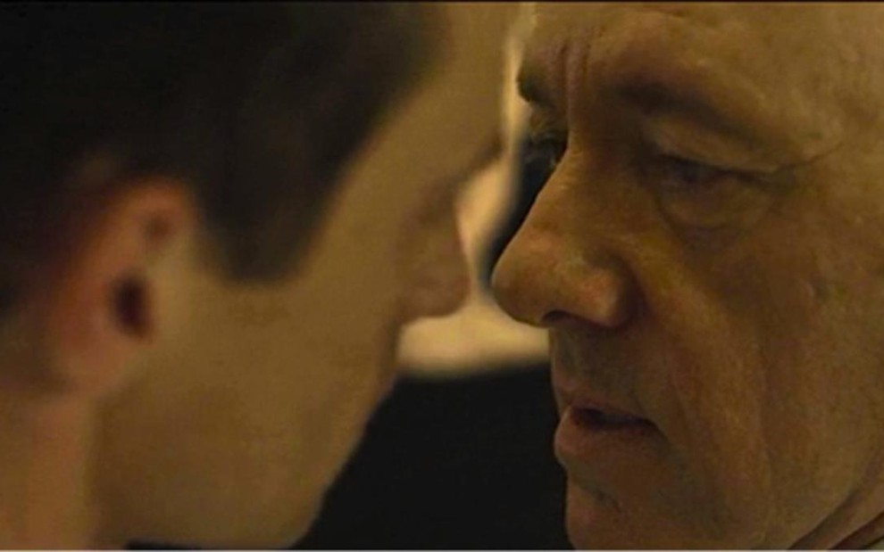 Nathan Darrow e Kevin Spacey se beijam em cena do 11° episódio da segunda temporada de House of Cards - Reprodução/Netflix