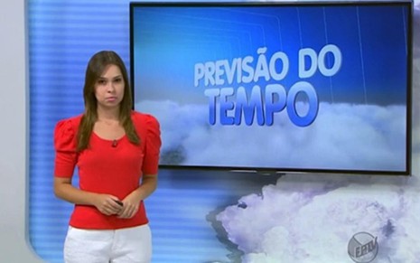 A jornalista Mônica Gimenez usa manga bufante em jornal local da EPTV, afiliada da Globo, no último sábado - Reprodução/TV Globo