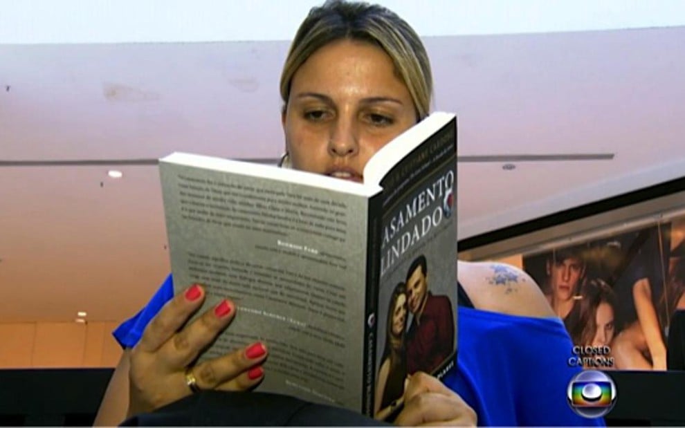 A professora Fernanda Padovam lê Casamento Blindado, da filha de Edir Macedo, no Jornal da Globo - Reprodução/TV Globo