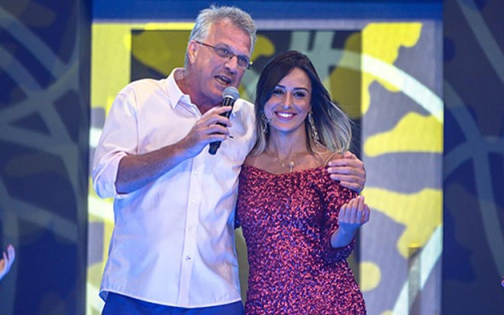 Pedro Bial recebe Letícia Santiago, nona eliminada do Big Brother Brasil 14, da Globo, ontem (18) - Reprodução/TV Globo