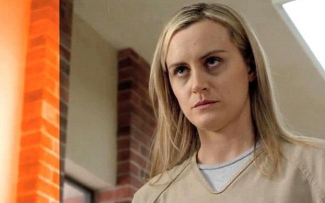 A atriz Taylor Schilling como Piper Kerman em episódio da segunda temporada de Orange is the New Black - Divulgação/Netflix