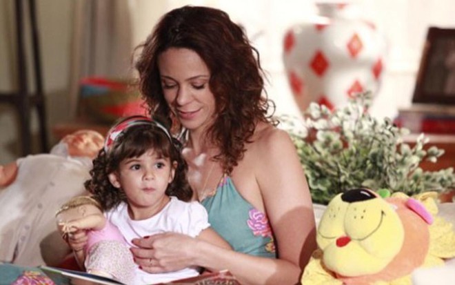 Vanessa Gerbelli (Juliana) com Bia (Bruna Faria) no colo em cena da novela Em Família, da Globo - Divulgação/TV Globo