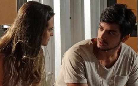 Juliana Paiva (Lili) e Rodrigo Simas (Marlon) em cena da novela Além do Horizonte, da Globo - Reprodução/TV Globo