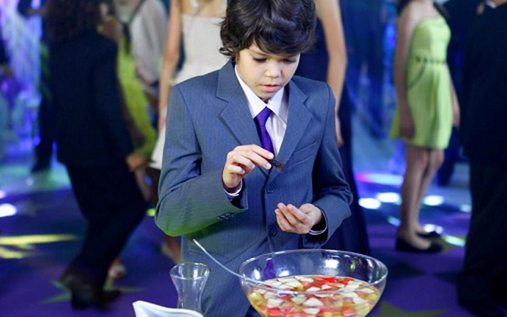 O ator mirim Pedro Henrique (Thiago) coloca barata em ponche em cena de Chiquititas, do SBT - Lourival Ribeiro/SBT