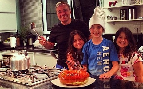Gugu Liberato prepara bolo com os filhos em foto publicada pelo apresentador no Instagram - Reprodução/Instagram