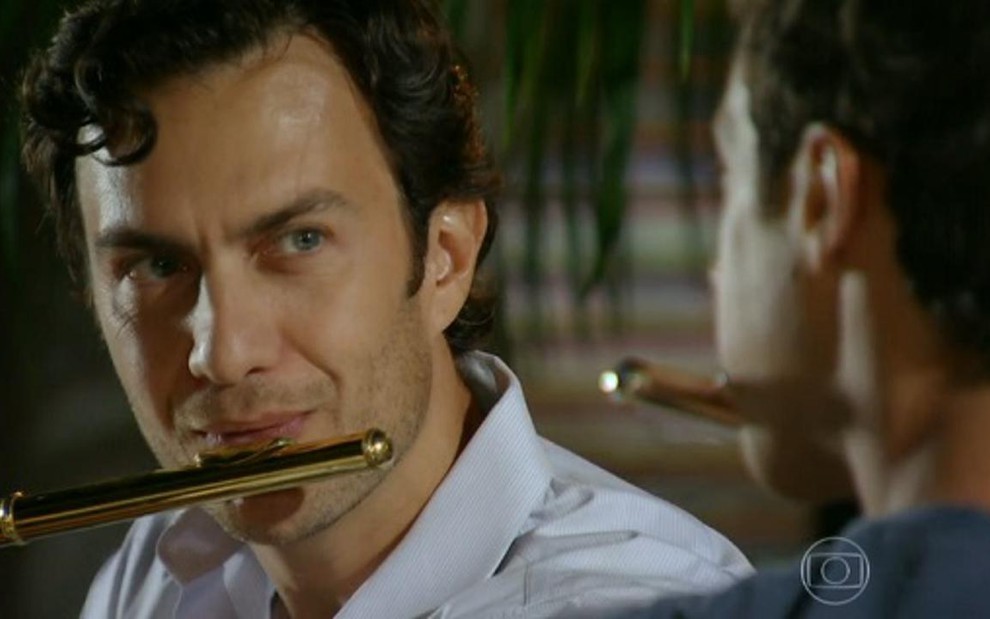 Gabriel Braga Nunes e Ronny Kriwat tocam flauta em cena de Em Família; venda de instrumento disparou - Reprodução/TV Globo