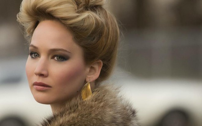 A atriz Jennifer Lawrence como Rosalyn Rosenfeld em Trapaça, favorita ao Oscar 2014 - Divulgação/Paramount