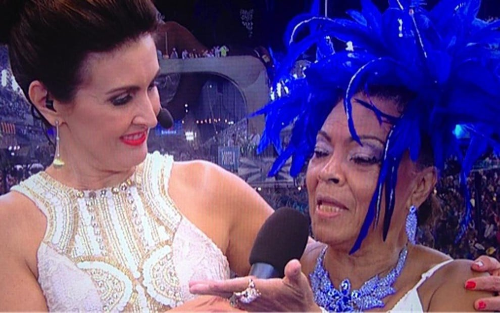 Fátima Bernardes entrevista integrante da Portela na segunda noite de desfiles no Rio de Janeiro - Reprodução da TV/Globo