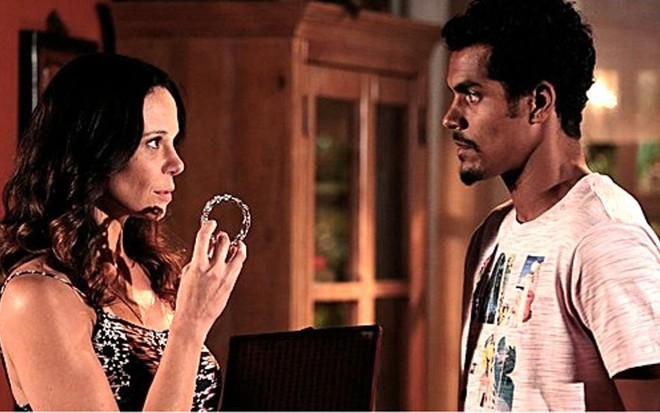 Vanessa Gerbelli (Juliana) e Marcello Melo Jr. (Jairo) em cena prevista para ir ao ar hoje (7) em Em Família - Reprodução/TV Globo