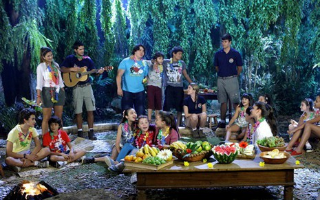 Cena do luau que as crianças vão ganhar no acompamento de férias na novela Chiquititas, do SBT  - Artur Igrecias/SBT