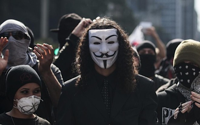 Manifestantes black blocs em protesto na avenida Paulista, em São Paulo, em 7 de setembro de 2013 - Marcelo Camargo/Agência Brasil