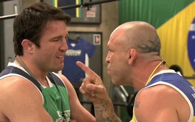 Chael Sonnen é encarado por Wanderlei Silva na estreia de The Ultimate Fighter Brasil, da Globo - Reprodução/TV Globo