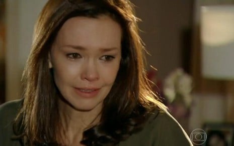 Julia Lemmertz (Helena) chora após brigar com Bruna Marquezine (Luiza) em cena de Em Família - Reprodução/TV Globo