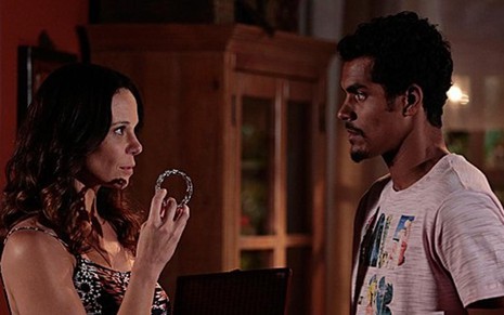 Vanessa Gerbelli (Juliana) e Marcello Melo Jr. (Jairo) em cena da novela Em Família, da Globo  - Reprodução/TV Globo