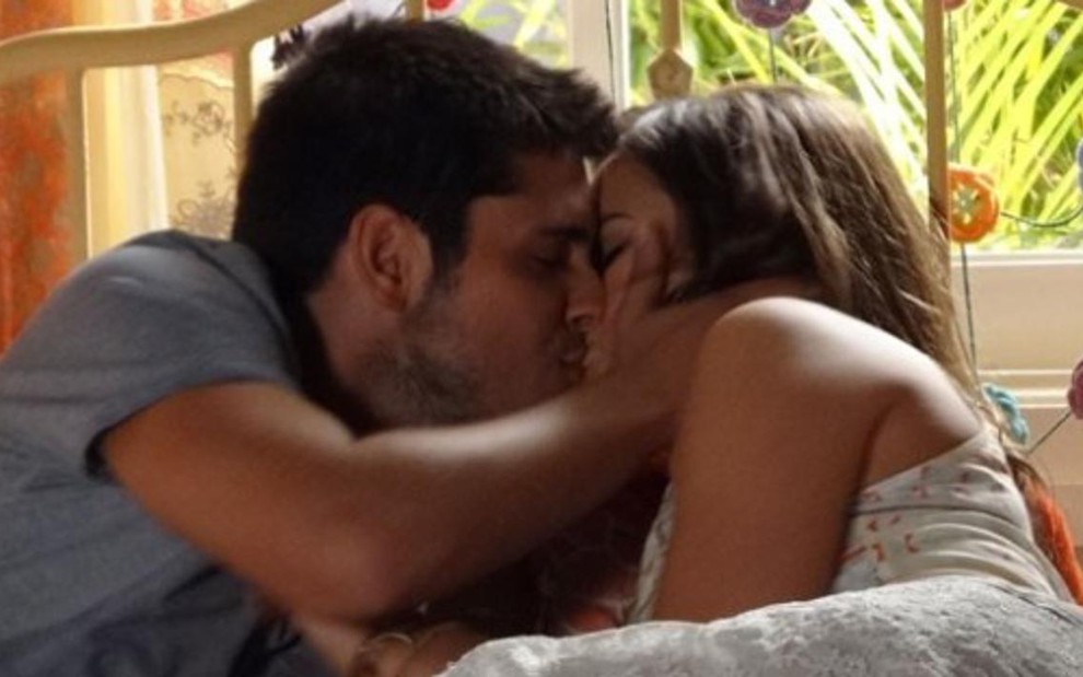 Bruno Gissoni (André) e Bruna Marquezine (Luiza) se beijam em cena de Em Família, da Globo  - Reprodução/TV Globo