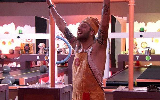 Cássio celebra vitória na prova do líder do BBB 14, ontem (13); Big Brother teve a pior quinta da história - Reprodução/TV Globo