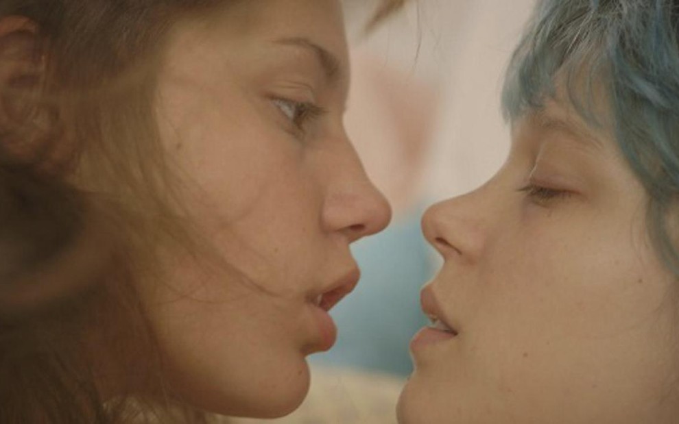 Adèle Exarchopoulos e Léa Seydoux namoram em cena do filme Azul é a Cor Mais Quente - Reprodução