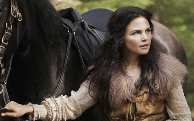 Ginnifer Goodwin interpreta Mary Margaret e Branca de Neve na série Once Upon a Time - Reprodução/ABC