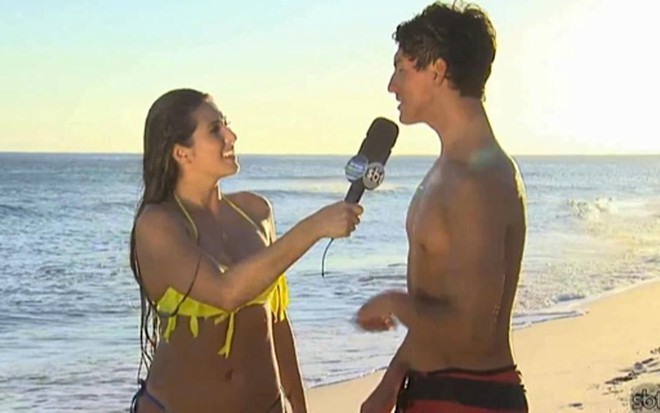 De biquíni, Livia Andrade entrevista o surfista Gabriel Medina no Arena SBT exibido ontem (15) - Reprodução/SBT