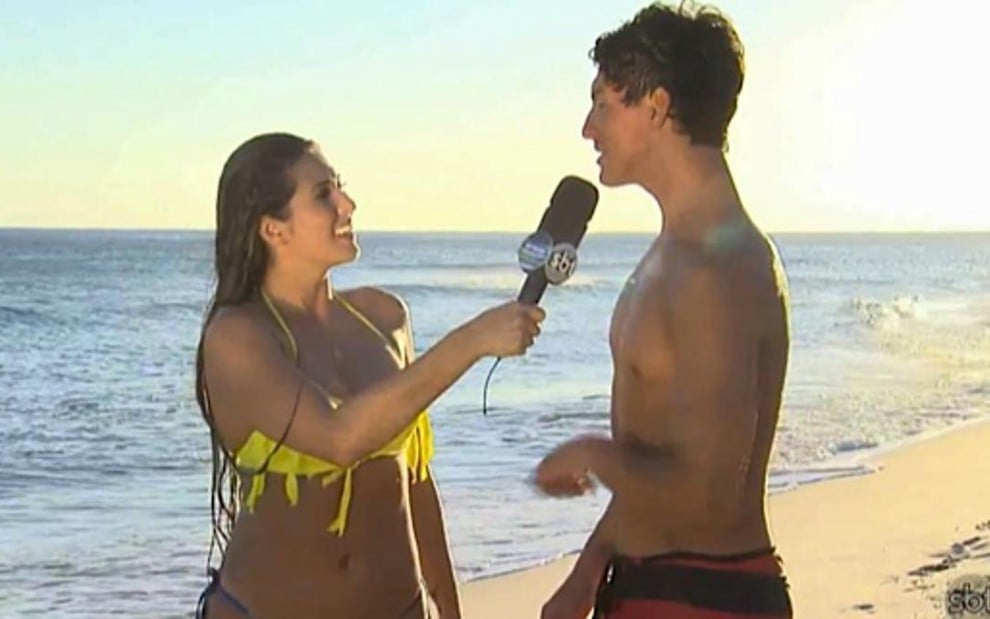 De biquíni, Livia Andrade entrevista o surfista Gabriel Medina no Arena SBT exibido ontem (15) - Reprodução/SBT