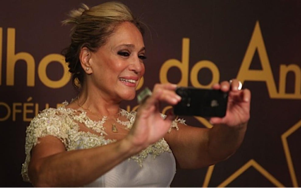 Susana Vieira faz um selfie nos bastidores da premiação Melhores do Ano da Globo - Reprodução/TV Globo