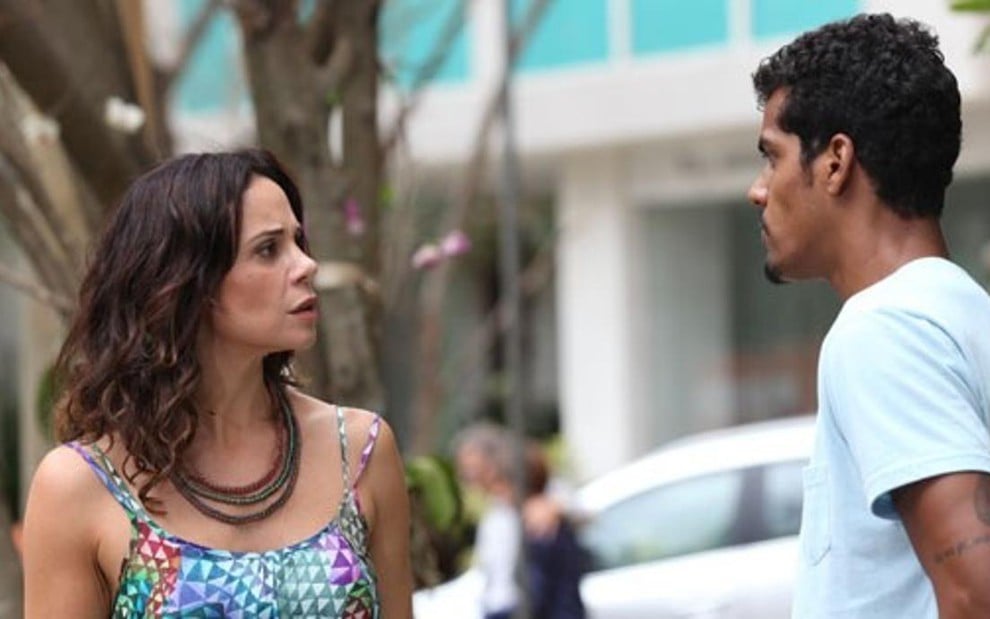 Vanessa Gerbelli (Juliana) e Marcello Melo Jr. (Jairo) em cena da novela Em Família, da Globo  - Reprodução/TV Globo