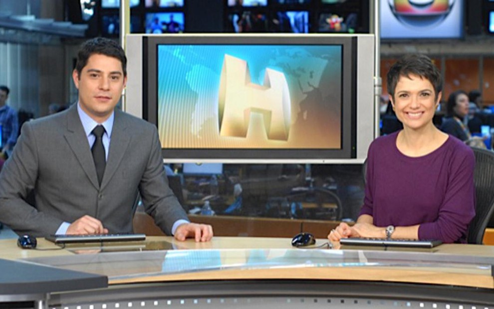 Os jornalistas Evaristo Costa e Sandra Annenberg na bancada do Jornal Hoje, que está em reforma - Zé Paulo Cardeal/TV Globo