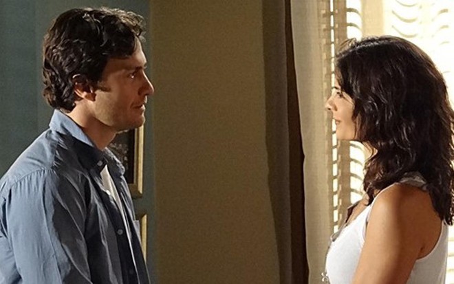 Gabriel Braga Nunes (Laerte) e Helena Ranaldi (Verônica) em cena de Em Família, da Globo - Reprodução/TV Globo