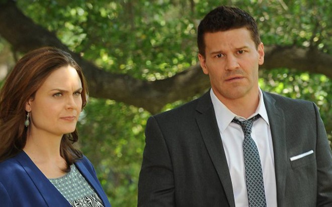 Emily Deschanel e David Boreanaz em episódio da nona temporada da série Bones, que estreia na Fox - Divulgação/Fox