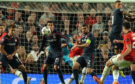 O atacante Robin Van Persie cobra falta e marca seu terceiro gol na vitória do Manchester United - Divulgação/UEFA