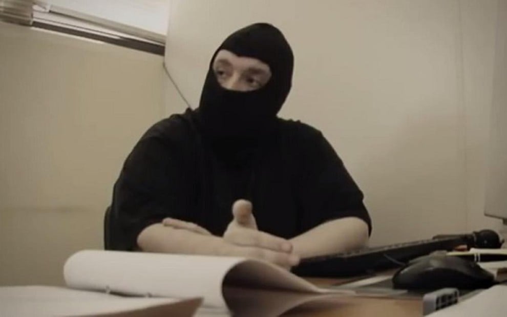 Policial civil esconde o rosto em cena do documentário Sequestro, de 2009, que virará série na Record - Reprodução