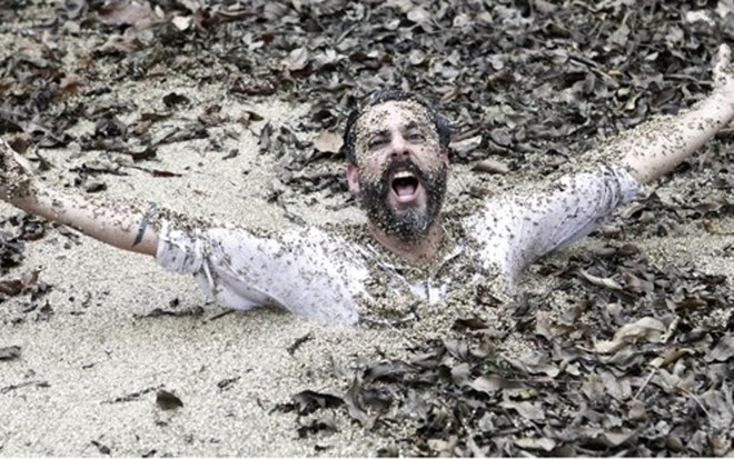 Alexandre Nero em cena de Além do Horizonte em que seu personagem morre em areia movediça - Reprodução/TV Globo