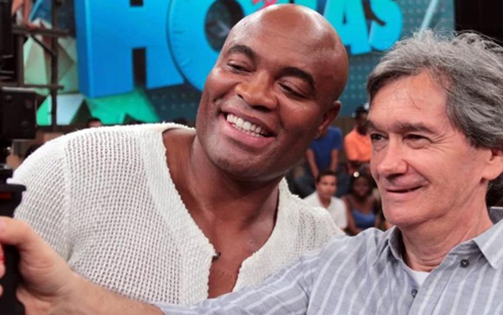 Serginho Groisman tira foto com o lutador de MMA Anderson Silva no Altas Horas do último sábado (22) - Reprodução/TV Globo