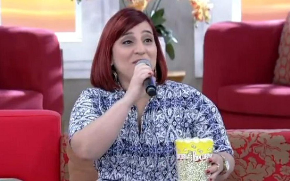 A atriz Simone Gutierrez segura saco de pipoca no programa Encontro, da Globo, nesta terça-feira (25) - Reprodução/TV Globo