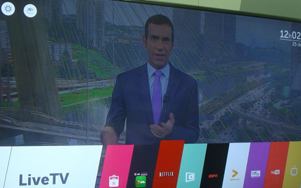 Nova TV LG da linha 2014; menu de internet aparece sem cortar a imagem da TV - Eduardo Bonjoch/NTV